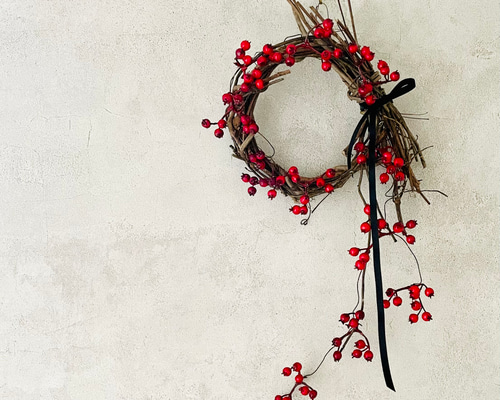赤い実がゆれる、サンキライのシンプルリース リース BelleBenoute