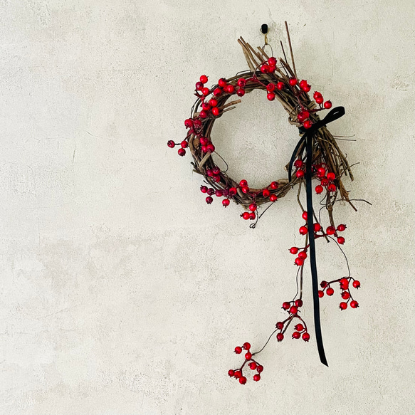 グレビレアと赤いクリスマスリース　サンキライ　野ばらの実　ローゼル クリスマスの赤い実 サンキライ 1ケース（25本） | 新鮮お花問屋 Jp