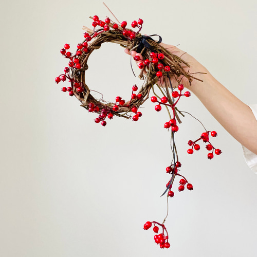 赤い実がゆれる、サンキライのシンプルリース リース BelleBenoute