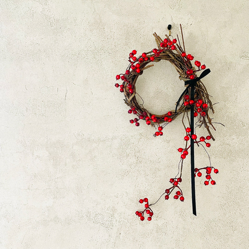 赤い実がゆれる、サンキライのシンプルリース リース BelleBenoute