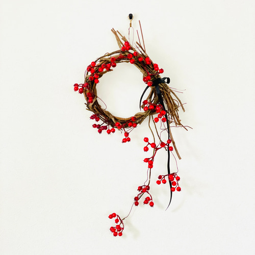 赤い実がゆれる、サンキライのシンプルリース リース BelleBenoute