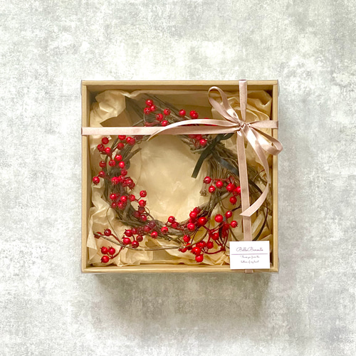 赤い実がゆれる、サンキライのシンプルリース リース BelleBenoute