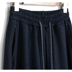 高密度のアセテートとウール混紡、9分丈ゆとりバナナパンツ。日常にさりげない上品さを添えます。2色L723 4枚目の画像