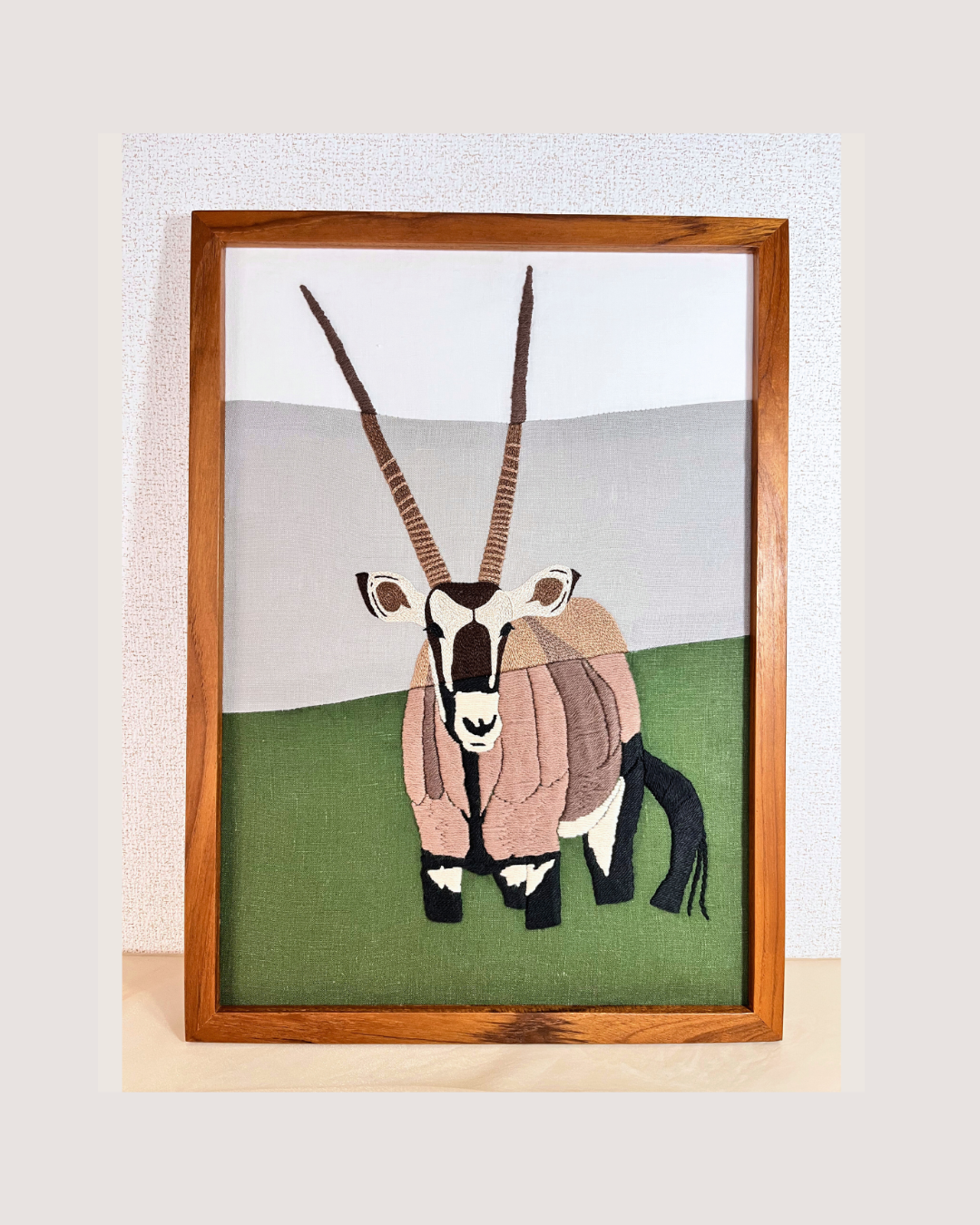 手刺繍アートフレーム　動物モチーフ　手刺繍オリックスのアートフレーム　一点物　A3　刺繍アート