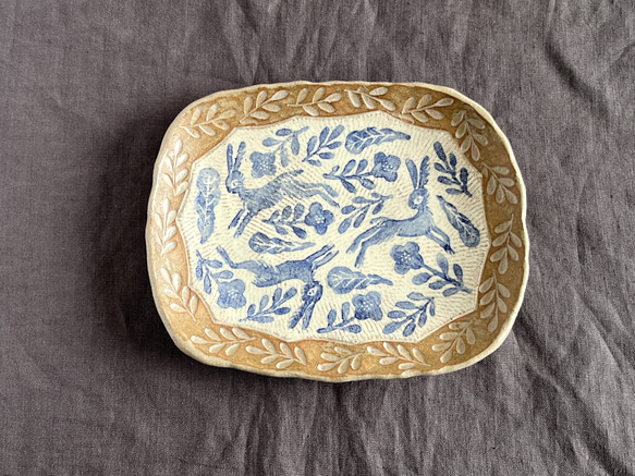 野あそび』 ― 3羽のうさぎが駆ける印花皿／一点物の長方形プレート 中