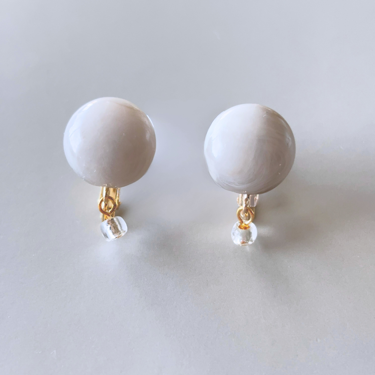 アクリルカボション イヤリング（バネ式）｜シリコンゴムカバー付き グレー エレガント 結婚式 入学式 卒業式