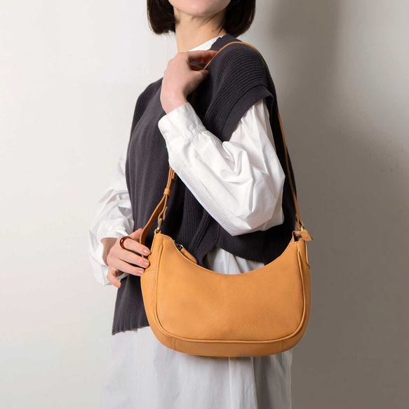 女士真皮兩用肩背包/手提包，新月形，粉米色，HAB041-MO 第1張的照片