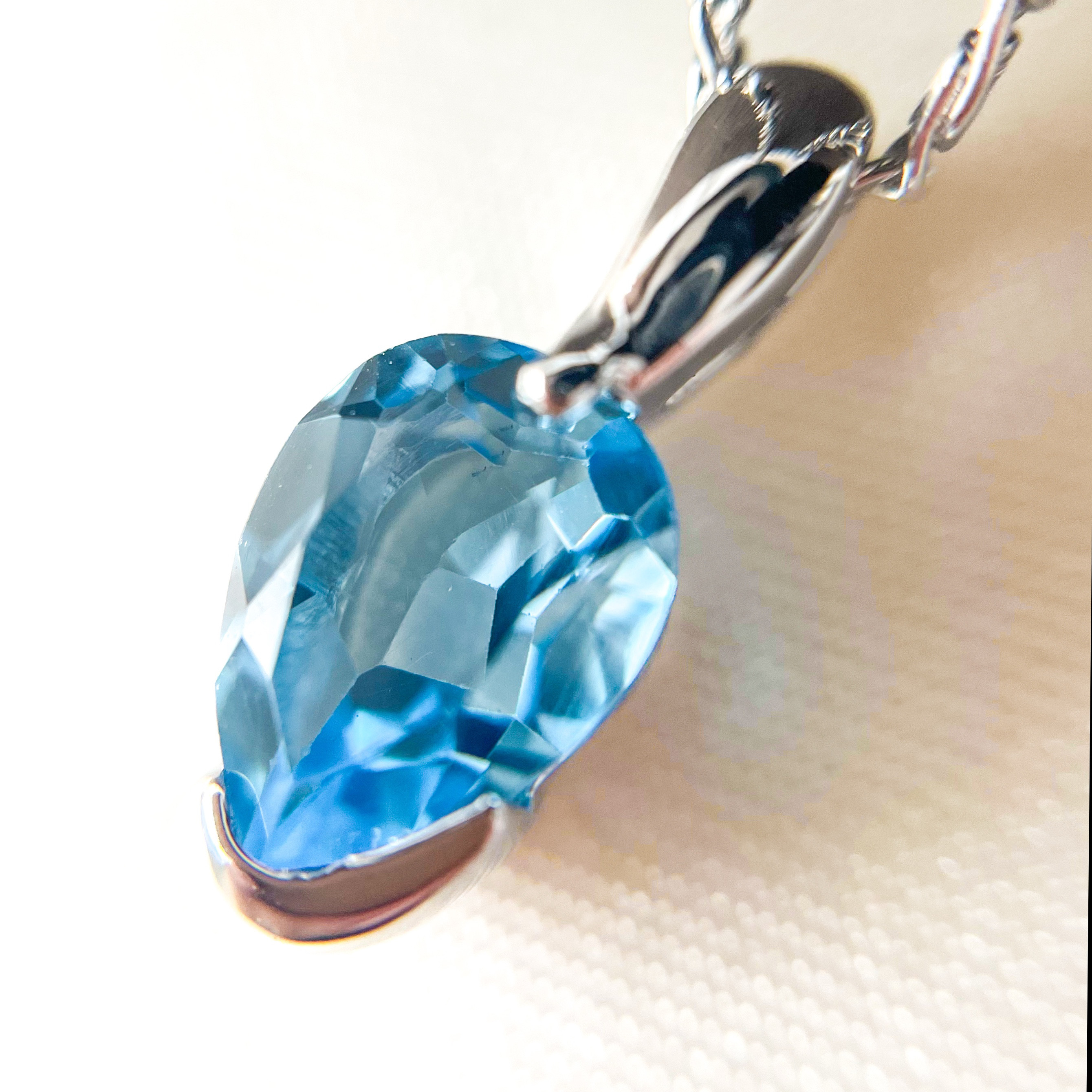 Goutte de mer（グット・ドゥ・メール）海のしずく  ブルートパーズのネックレス