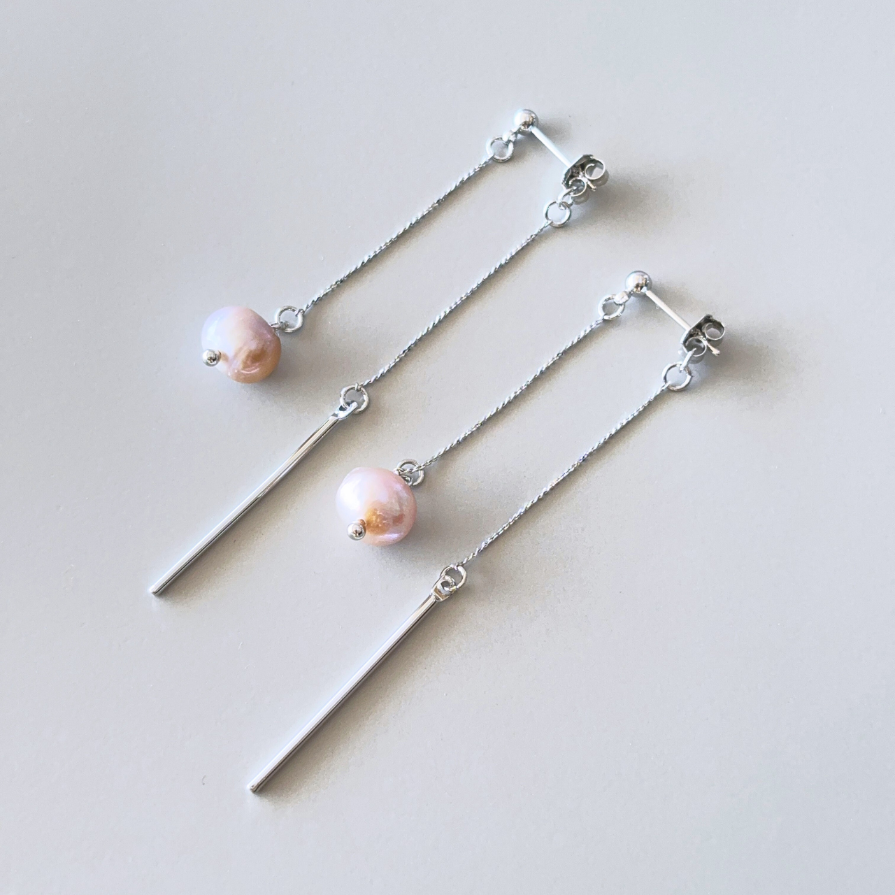 【金属アレルギー対応】淡水バロックパール×スティック 揺れるバックキャッチピアス｜ロジウムカラー サージカルステンレス