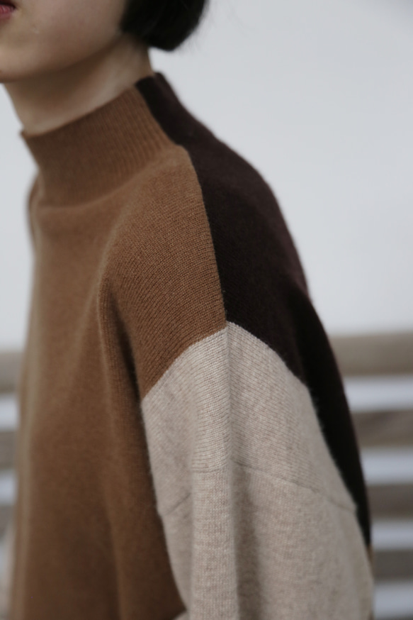上品で雰囲気を醸し出す配色セーター　前後２wayセーター　ウールセーター ハイネック ニット　251006-1 10枚目の画像
