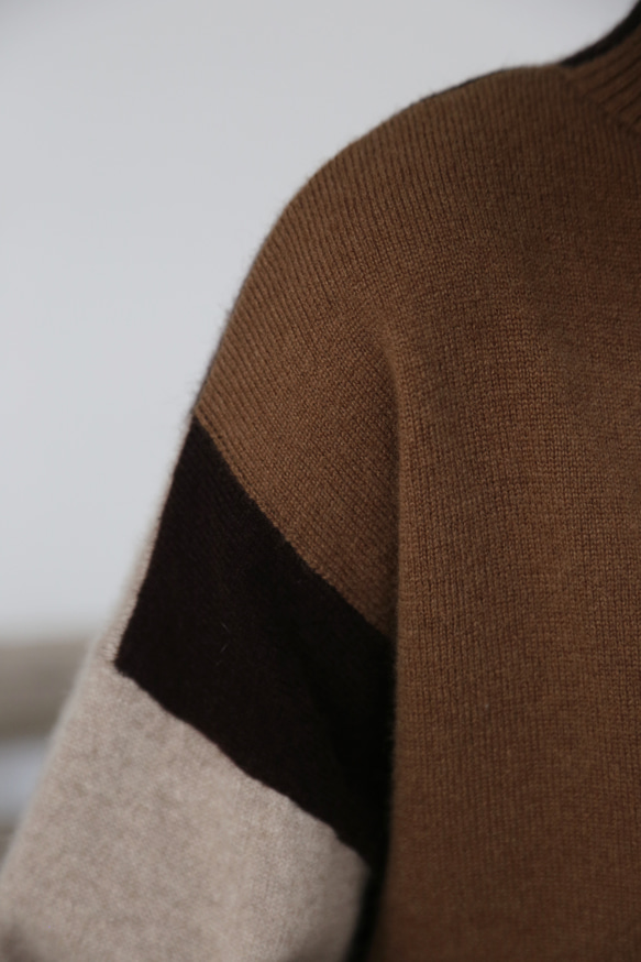 上品で雰囲気を醸し出す配色セーター　前後２wayセーター　ウールセーター ハイネック ニット　251006-1 12枚目の画像