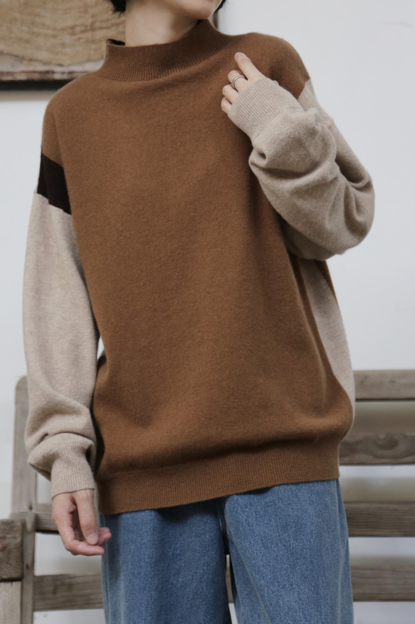 上品で雰囲気を醸し出す配色セーター　前後２wayセーター　ウールセーター ハイネック ニット　251006-1 4枚目の画像