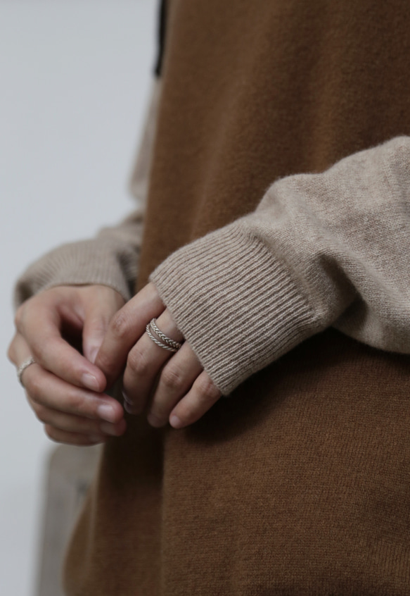 上品で雰囲気を醸し出す配色セーター　前後２wayセーター　ウールセーター ハイネック ニット　251006-1 13枚目の画像