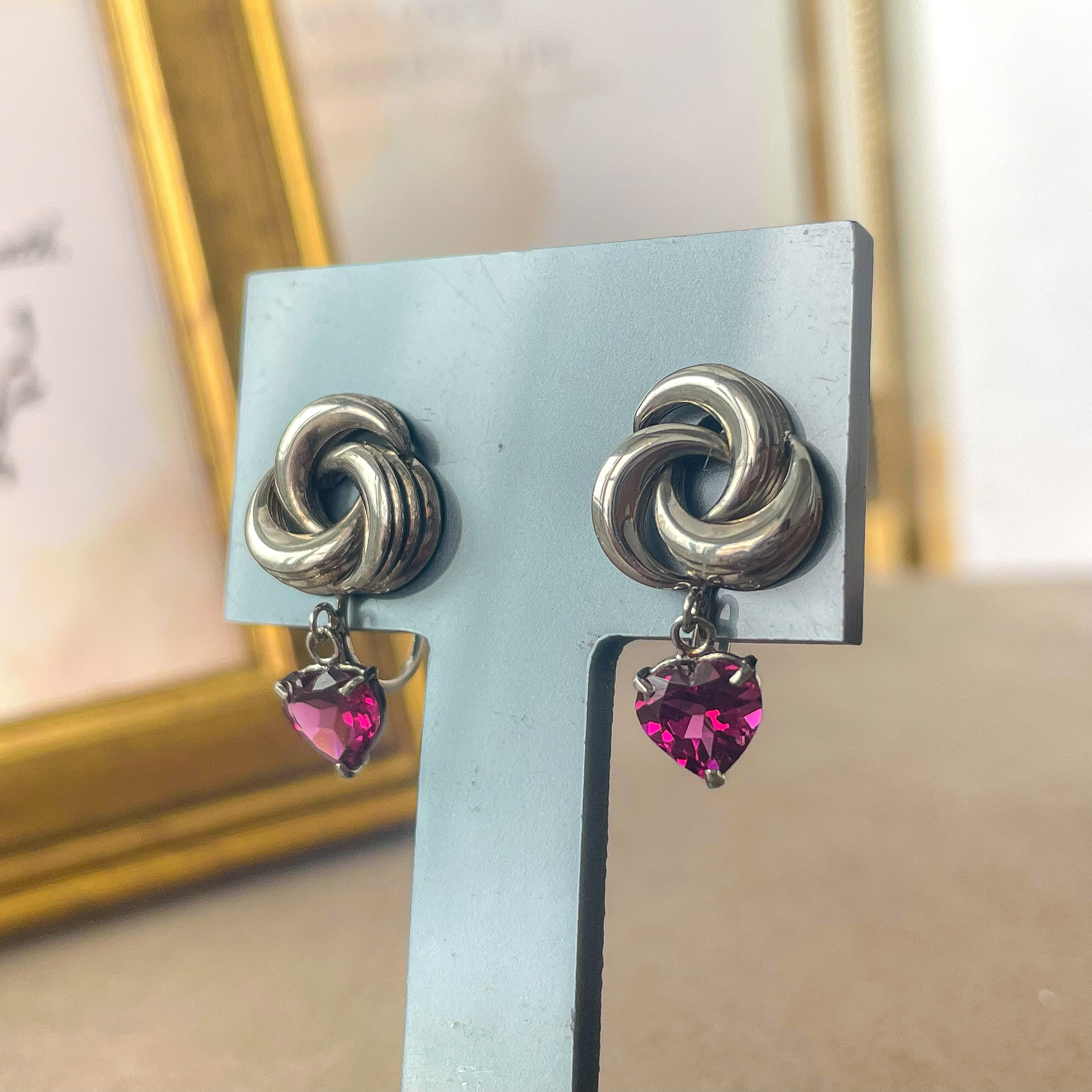 Amour Éternel（アムール・エテルネル）─永遠に結ばれる愛のしるし　ガーネットのイヤリング