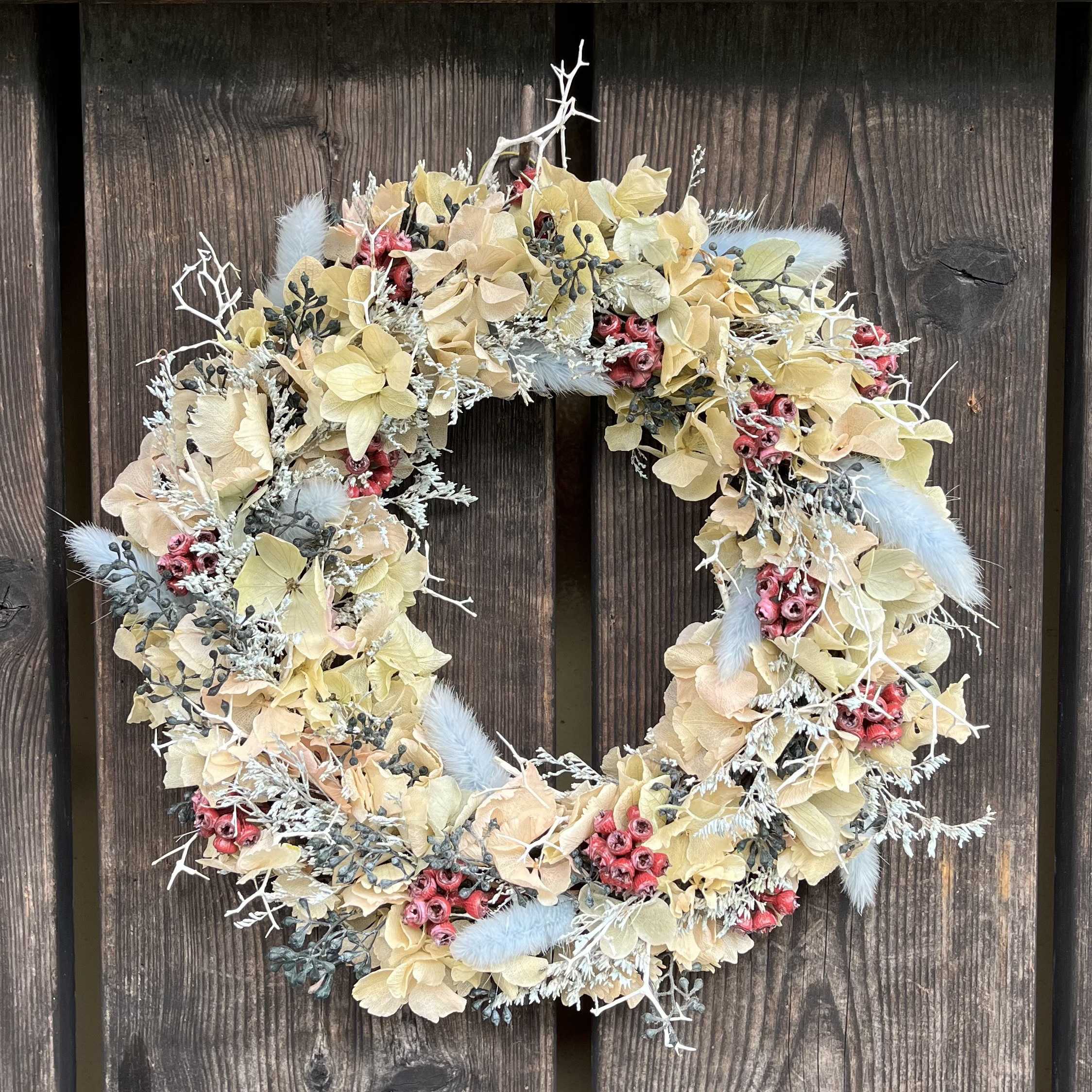 アジサイとユーカリの実のリース