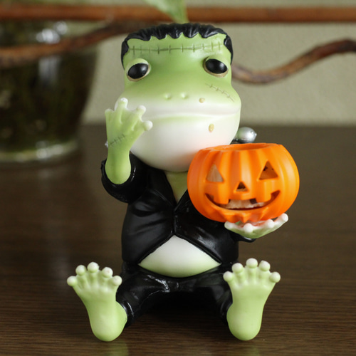 ハロウィンでお菓子を食べ尽くすために現れたモンスターカエル