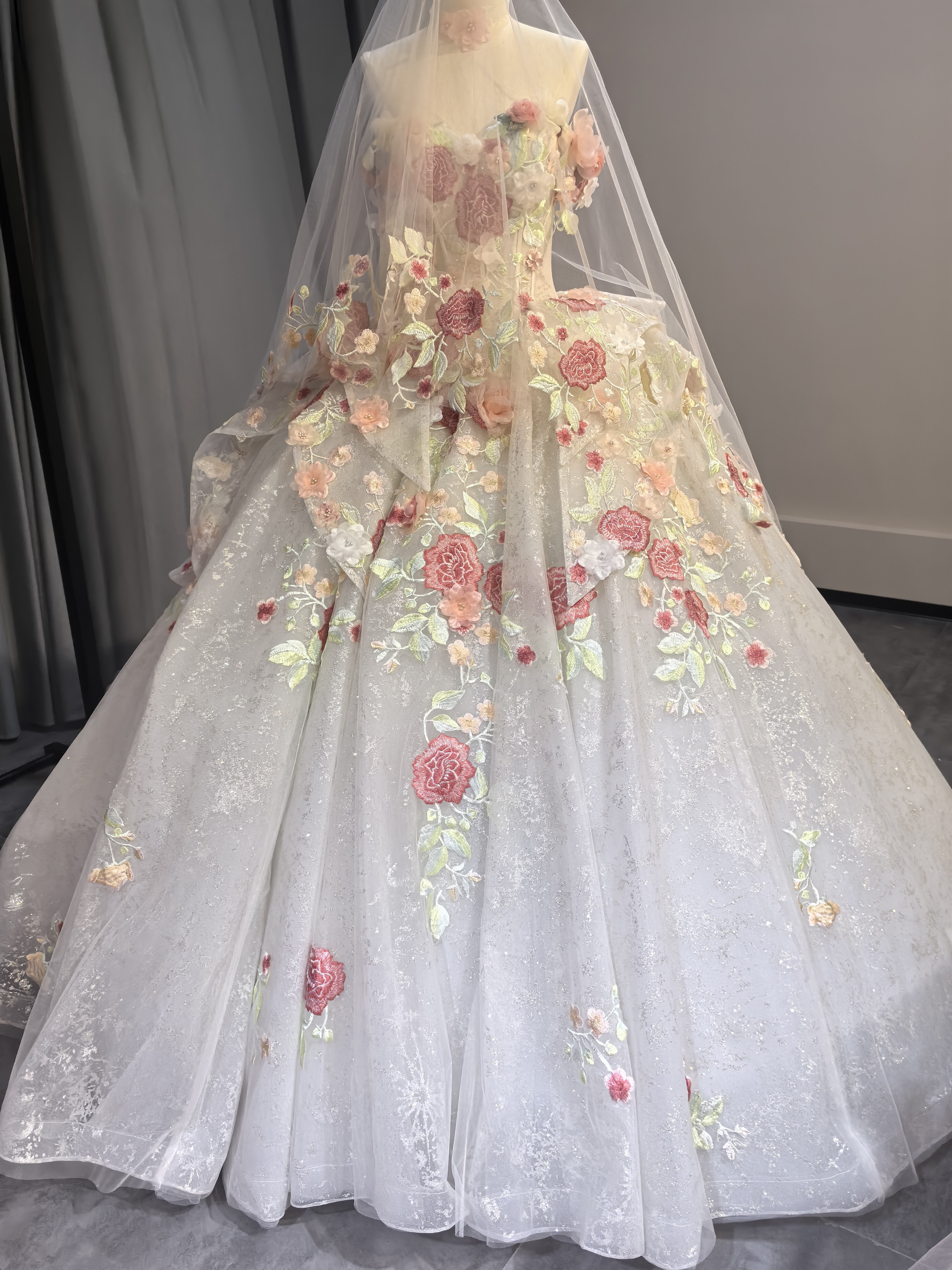 ゴージャススタイル 美しい 花レース キラキラのスパンコール カラードレス プリンセスドレ+ ミドルレングスベールK21