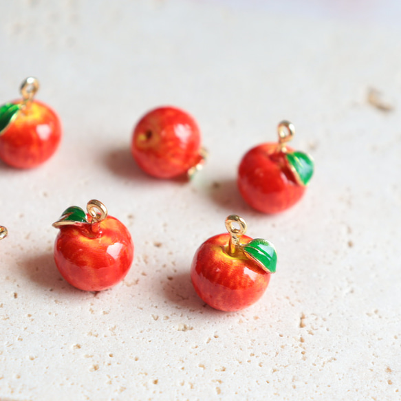 新作★立体　りんご　エポチャーム　ゴールド　 10枚目の画像