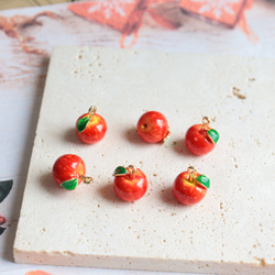 新作★立体　りんご　エポチャーム　ゴールド　 5枚目の画像