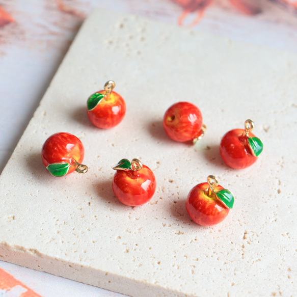 新作★立体　りんご　エポチャーム　ゴールド　 12枚目の画像