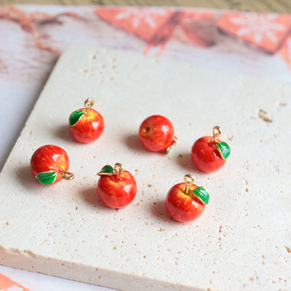 新作★立体　りんご　エポチャーム　ゴールド　 8枚目の画像