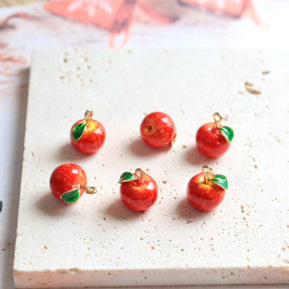 新作★立体　りんご　エポチャーム　ゴールド　 4枚目の画像