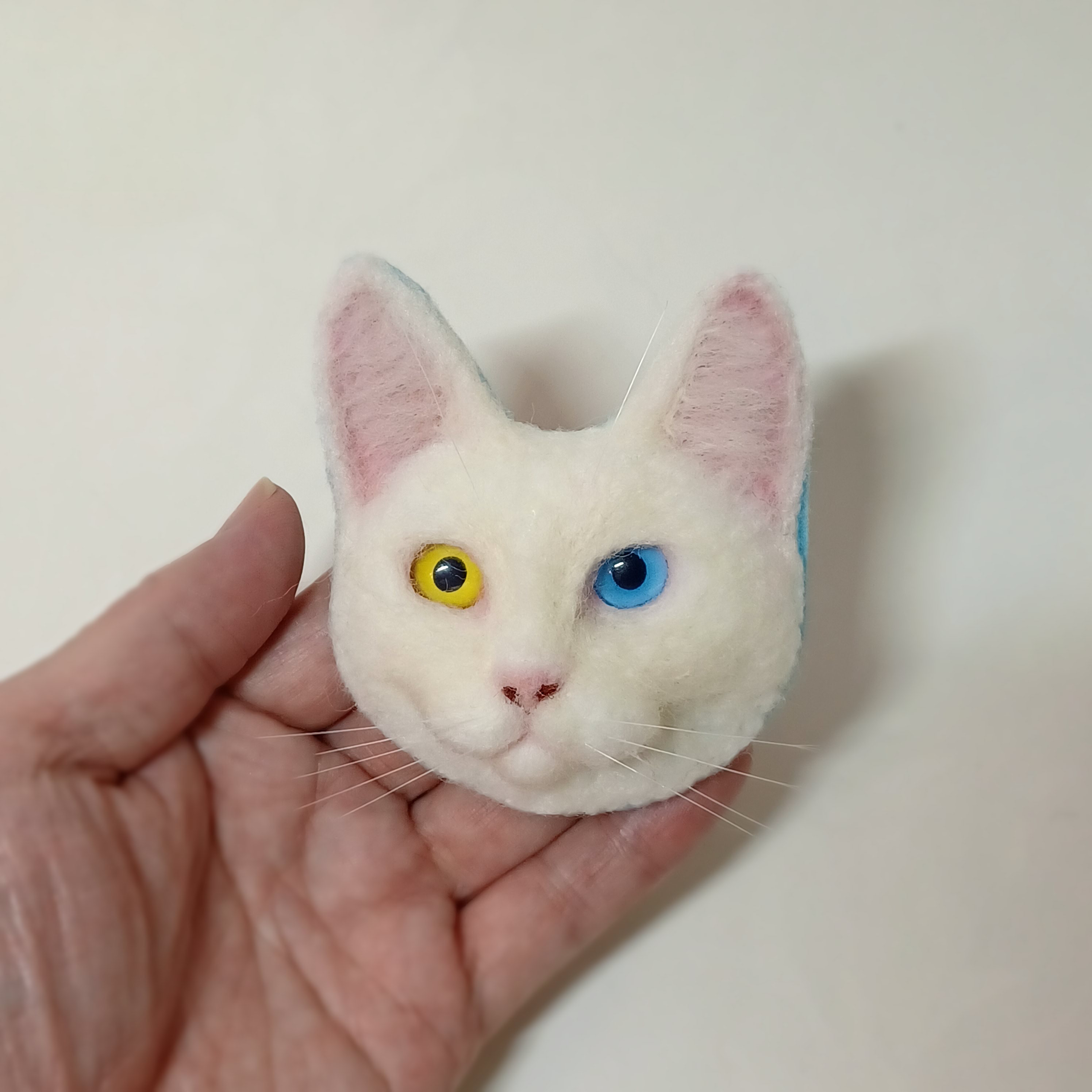 白猫のブローチ（オッドアイ）