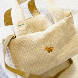 L Lサイズ　ハピリーダイナソー  選べる　両開き2wayマザーズバッグ　ヌビ　刺繍　恐竜　ボストンバッグ　オリジナル 2枚目の画像