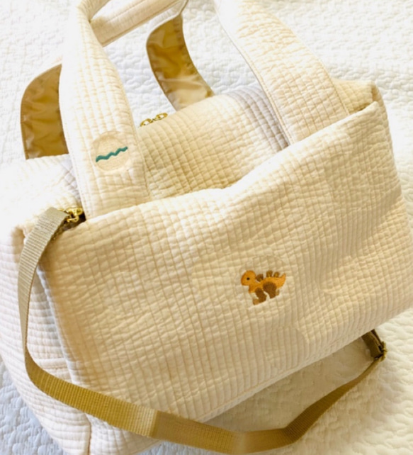L Lサイズ　ハピリーダイナソー  選べる　両開き2wayマザーズバッグ　ヌビ　刺繍　恐竜　ボストンバッグ　オリジナル 2枚目の画像