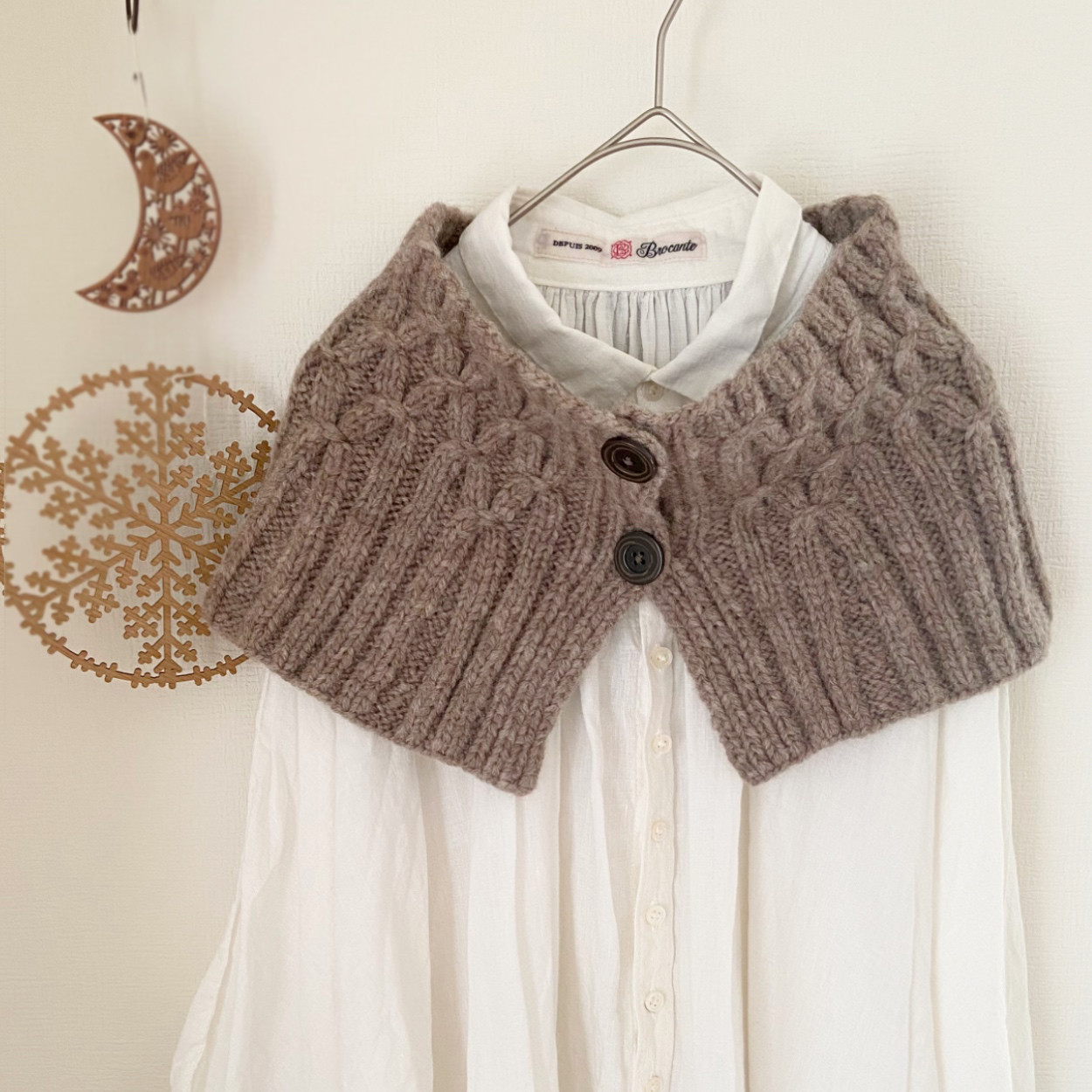 ●◎肩先までふわりと暖かい◎●　手編みのケープ（ベージュ）