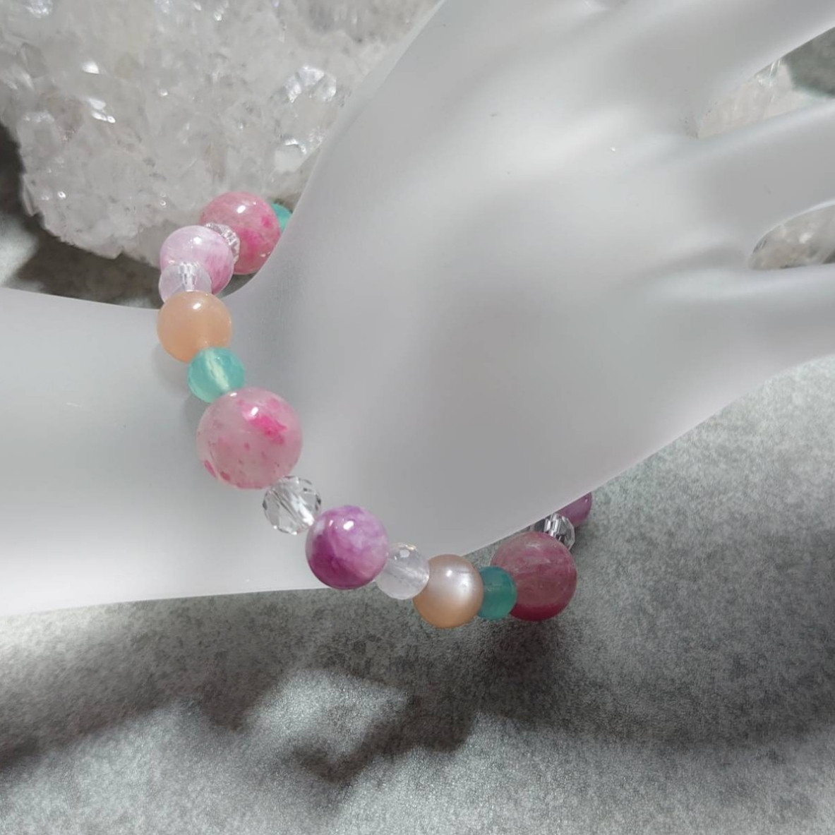 水晶混じりの特別なお石の天然石ブレスレット　素敵な逸品