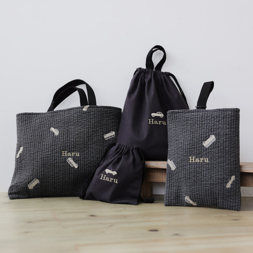 くるま 好きキッズのための レッスンバッグ。名入れ刺繍で世界に一つの