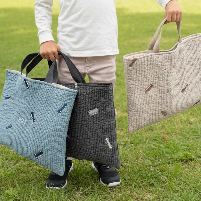 くるま 好きキッズのための レッスンバッグ。名入れ刺繍で世界に一つのバッグを贈れば、新しい生活もワクワクに。