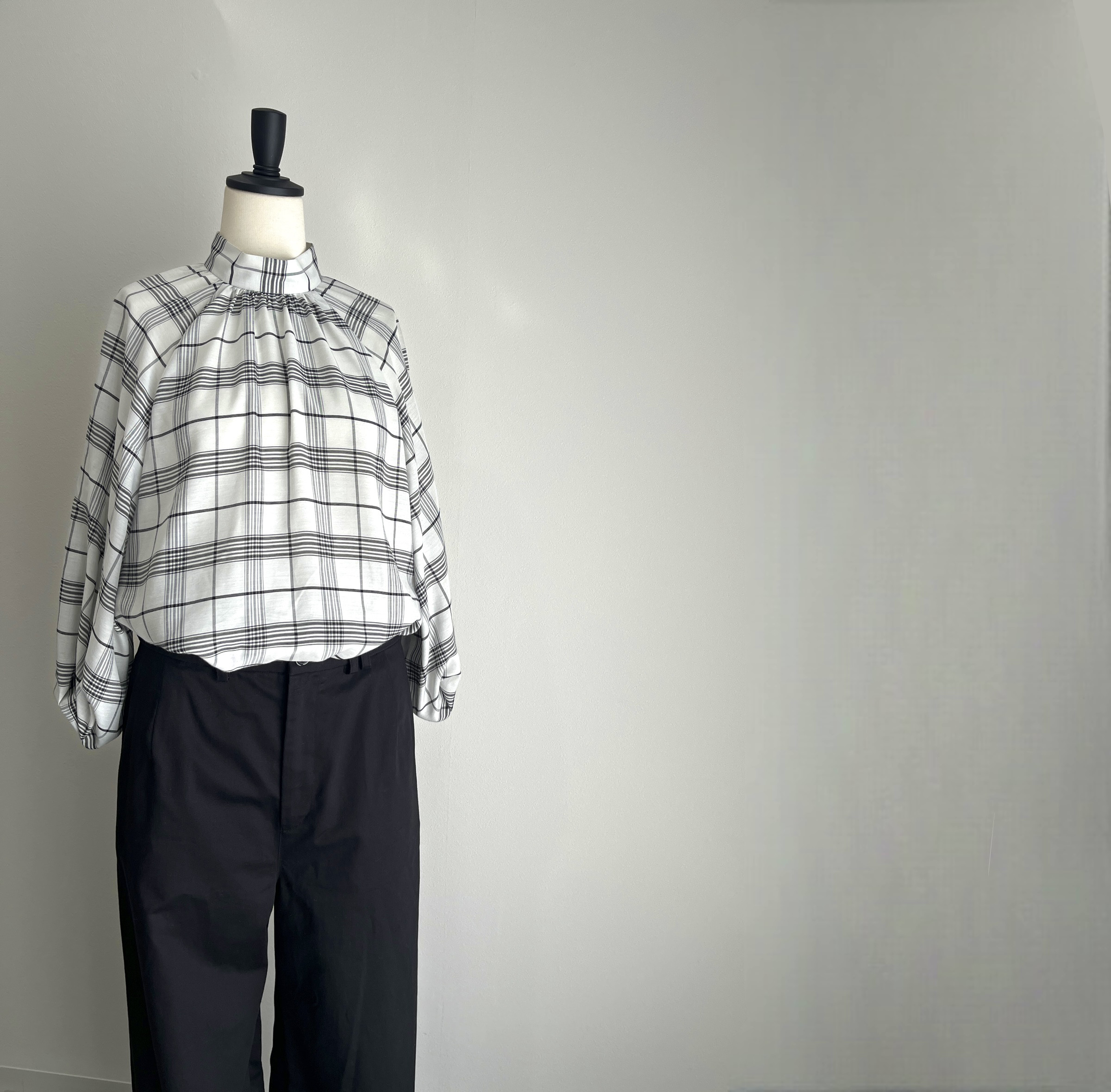 大人可愛いチェックブラウス　ボリューム袖　ハイネックギャザー衿　柔らかい素材