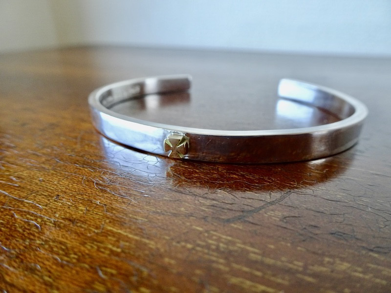 仁尾彫金『k18アイアンクロス、幅5mm強、平打ちバングル』ハンドメイド492