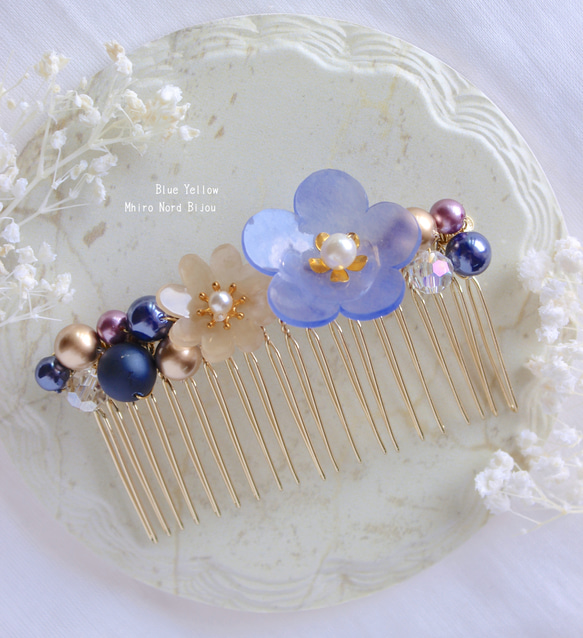 艶やかブルー×イエローのフラワーパールヘアコーム 1枚目の画像