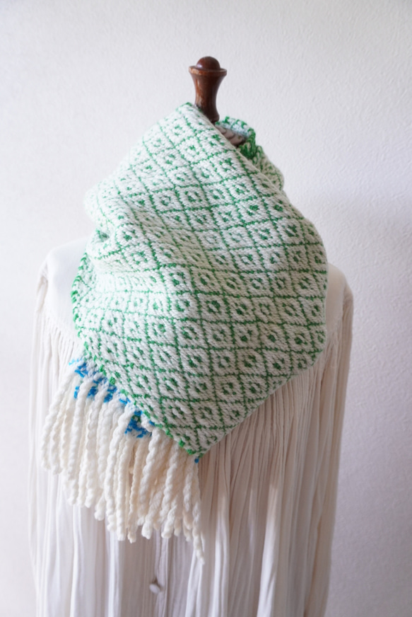 ホームスパン 雪の結晶柄マフラー　ライムグリーン×スカイブルー×白 2枚目の画像