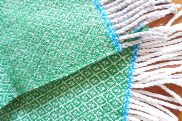 ホームスパン 雪の結晶柄マフラー　ライムグリーン×スカイブルー×白 5枚目の画像