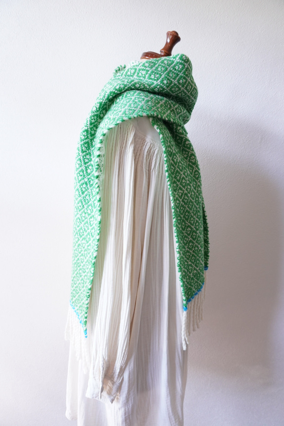 ホームスパン 雪の結晶柄マフラー　ライムグリーン×スカイブルー×白 3枚目の画像