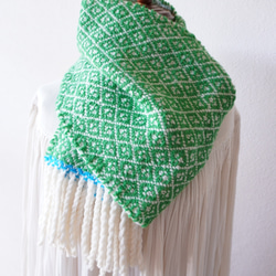 ホームスパン 雪の結晶柄マフラー　ライムグリーン×スカイブルー×白 1枚目の画像