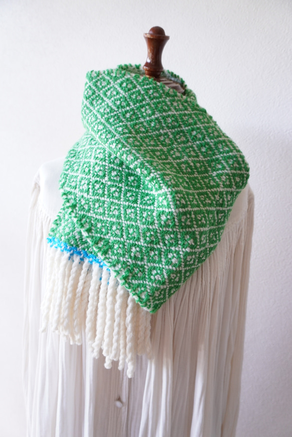 ホームスパン 雪の結晶柄マフラー　ライムグリーン×スカイブルー×白 1枚目の画像