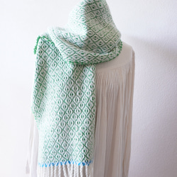 ホームスパン 雪の結晶柄マフラー　ライムグリーン×スカイブルー×白 4枚目の画像