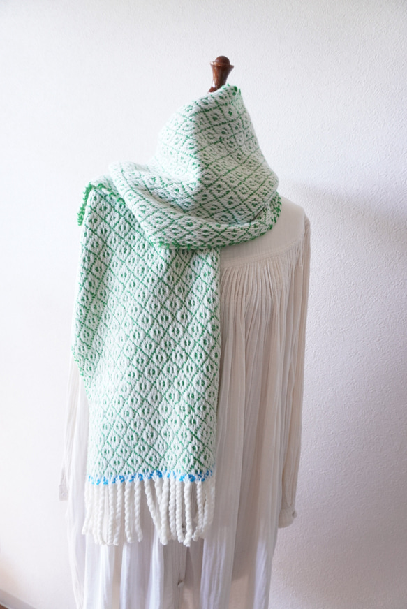 ホームスパン 雪の結晶柄マフラー　ライムグリーン×スカイブルー×白 4枚目の画像