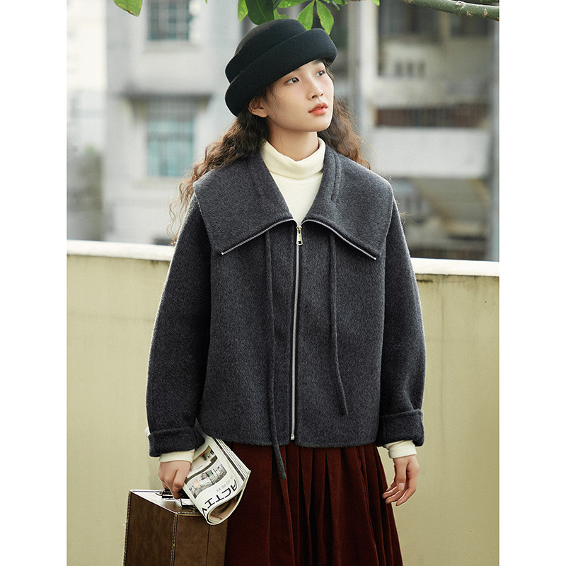 錆びたような深みのあるレッドが、冬の光の中で静かに輝くウールのショートコート。3色 S555