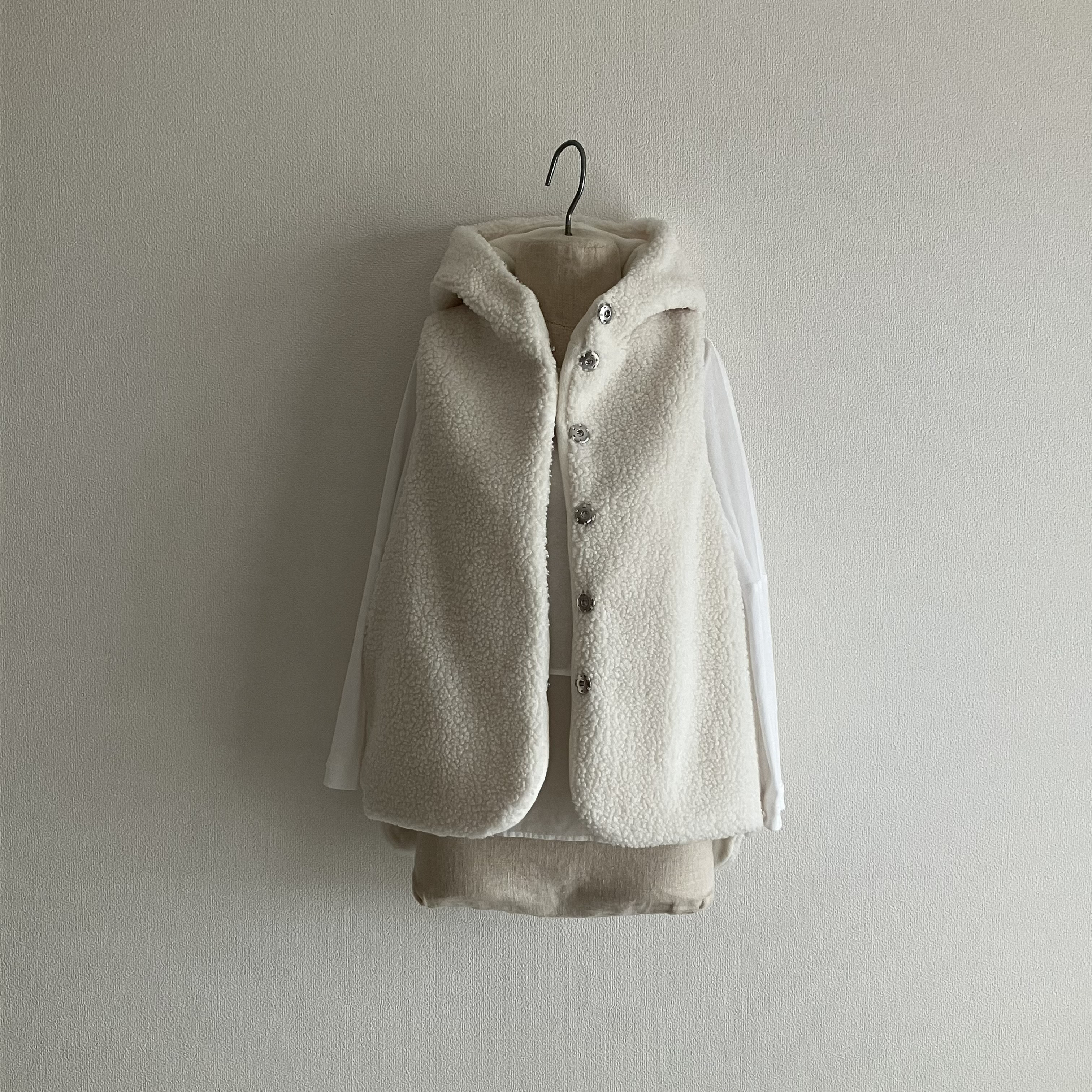 こつぶボア×フリース　フードベスト　オフ×オフ