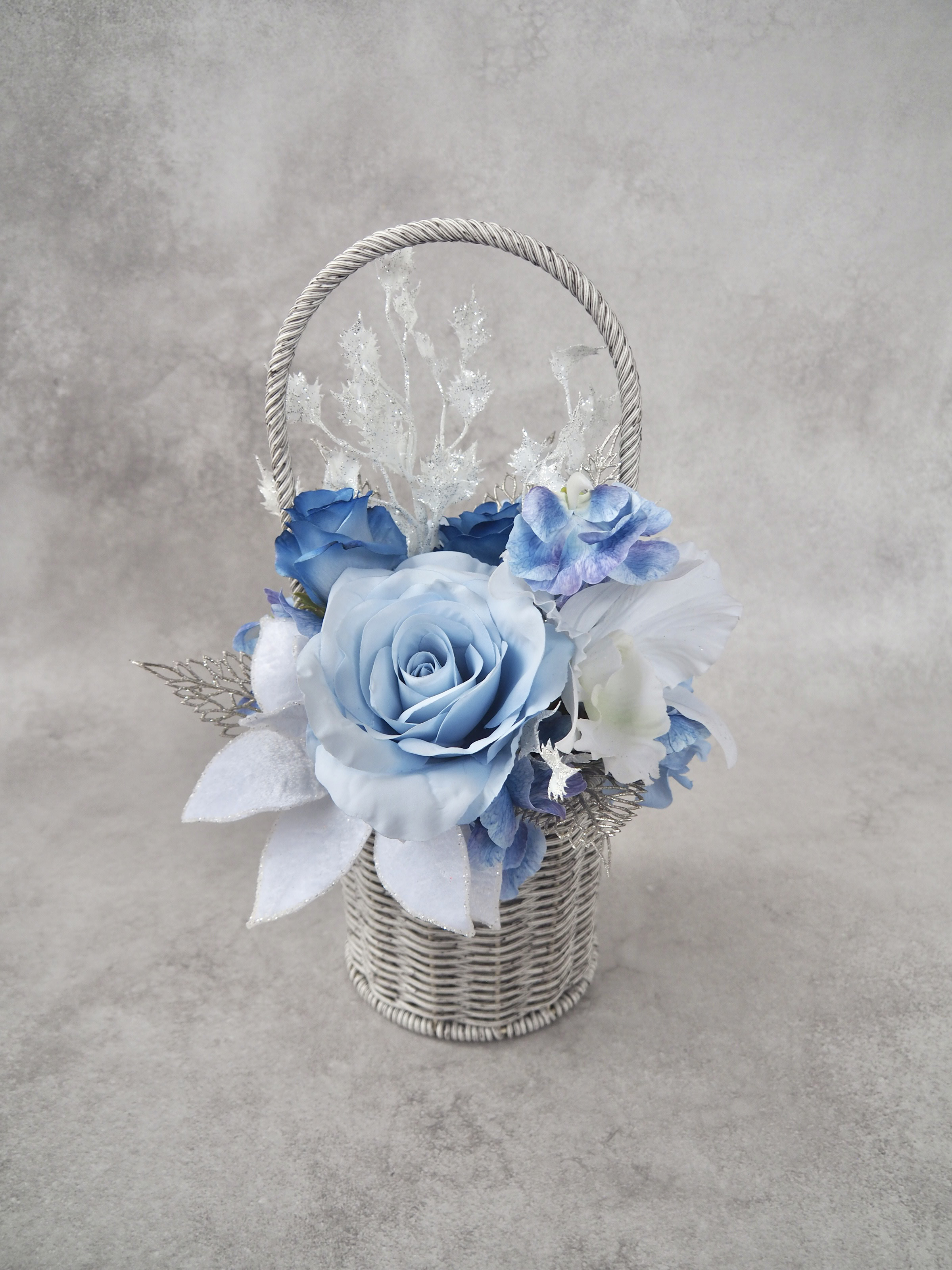 アナ雪風バスケットブーケ｜ホワイトクリスマス感のあるフラワーアレンジメント｜両親贈呈品やウェルカムスペースにもおすすめ