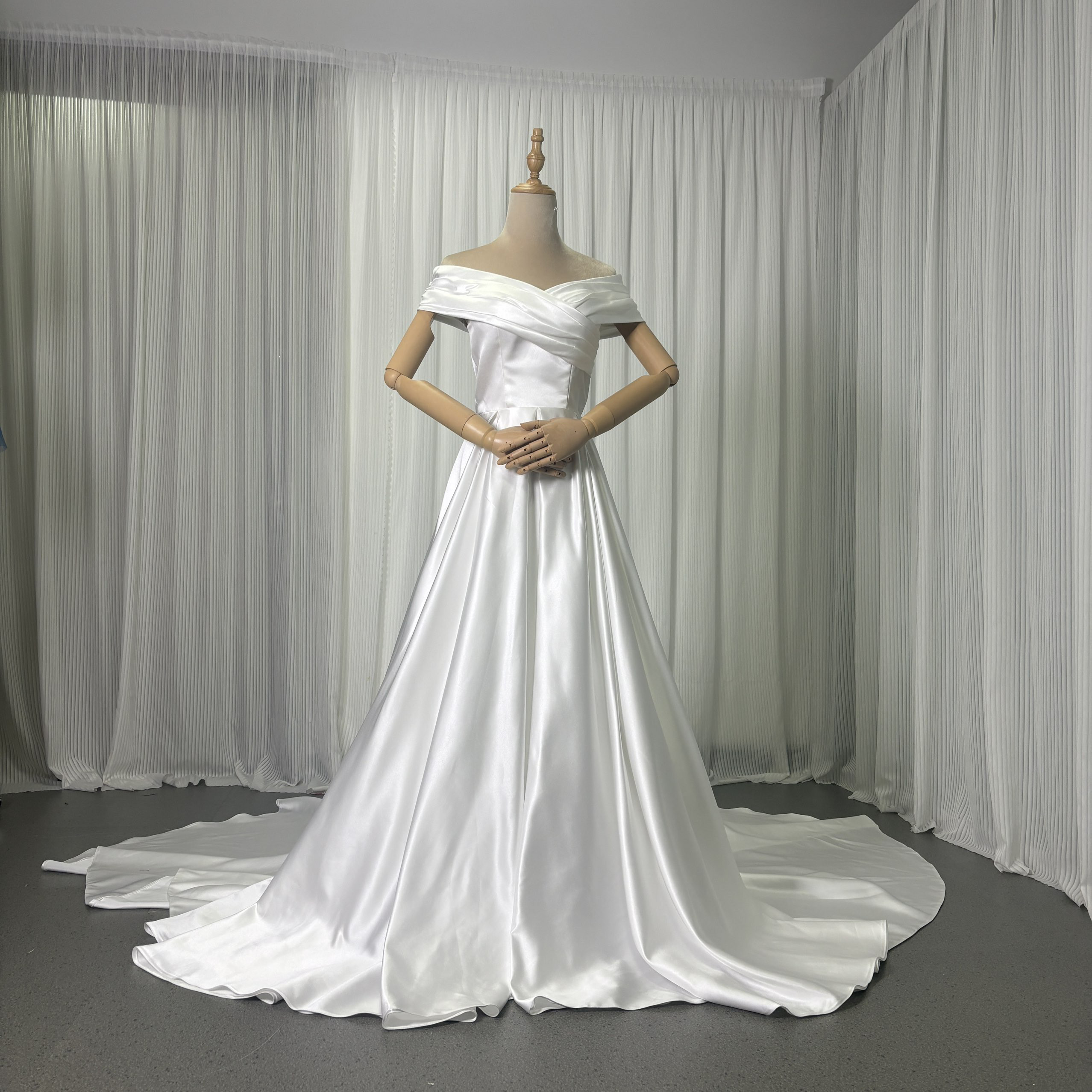 送料無料！ウェディングドレス オフショルダー ハンドドレープ くるみボタン 編み上げ 光沢サテン ロングトレーン