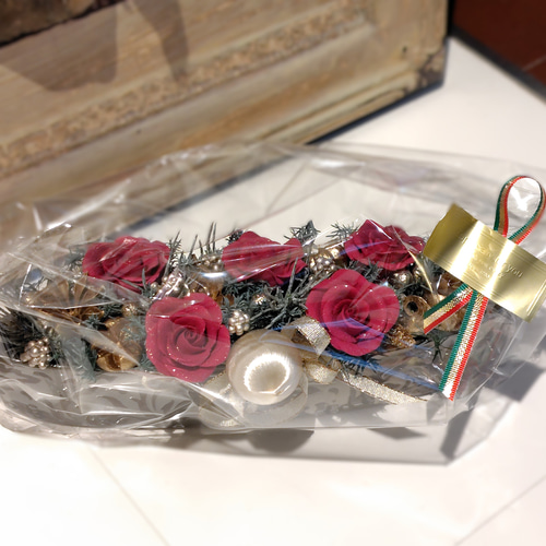 赤 バラ のクリスマスアレンジメント｜樹脂粘土フラワー・上品