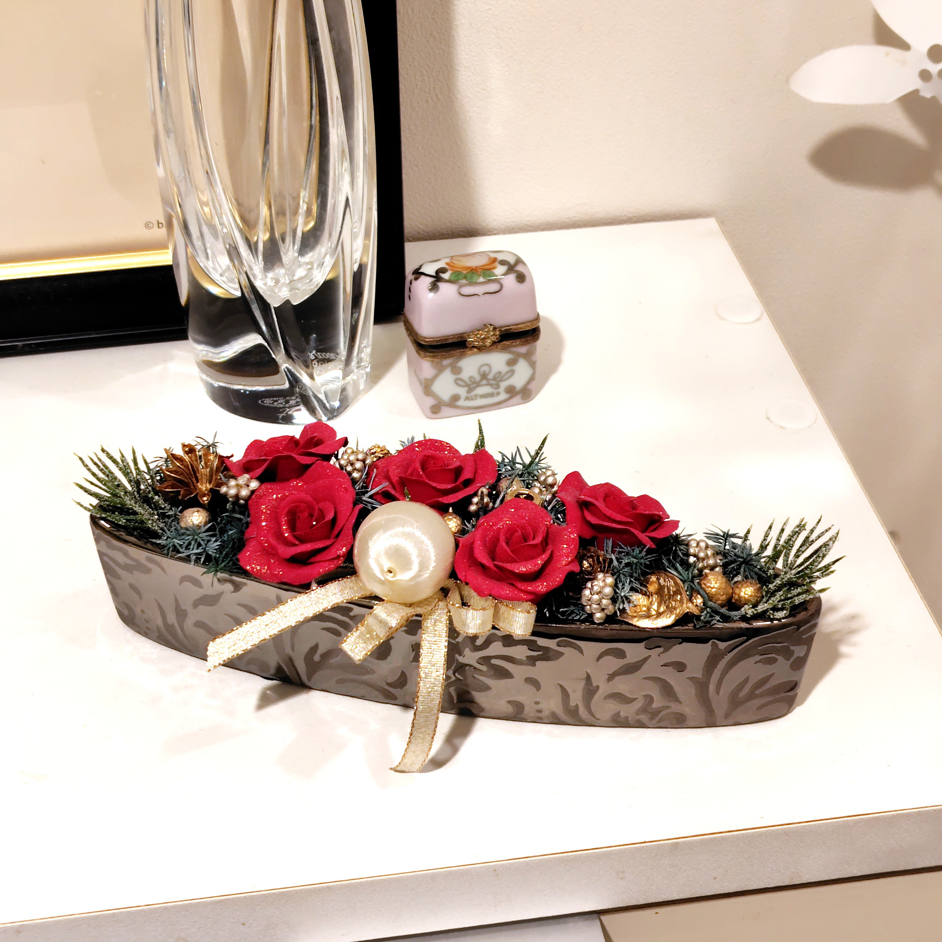 赤 バラ のクリスマスアレンジメント｜樹脂粘土フラワー・上品インテリアギフト