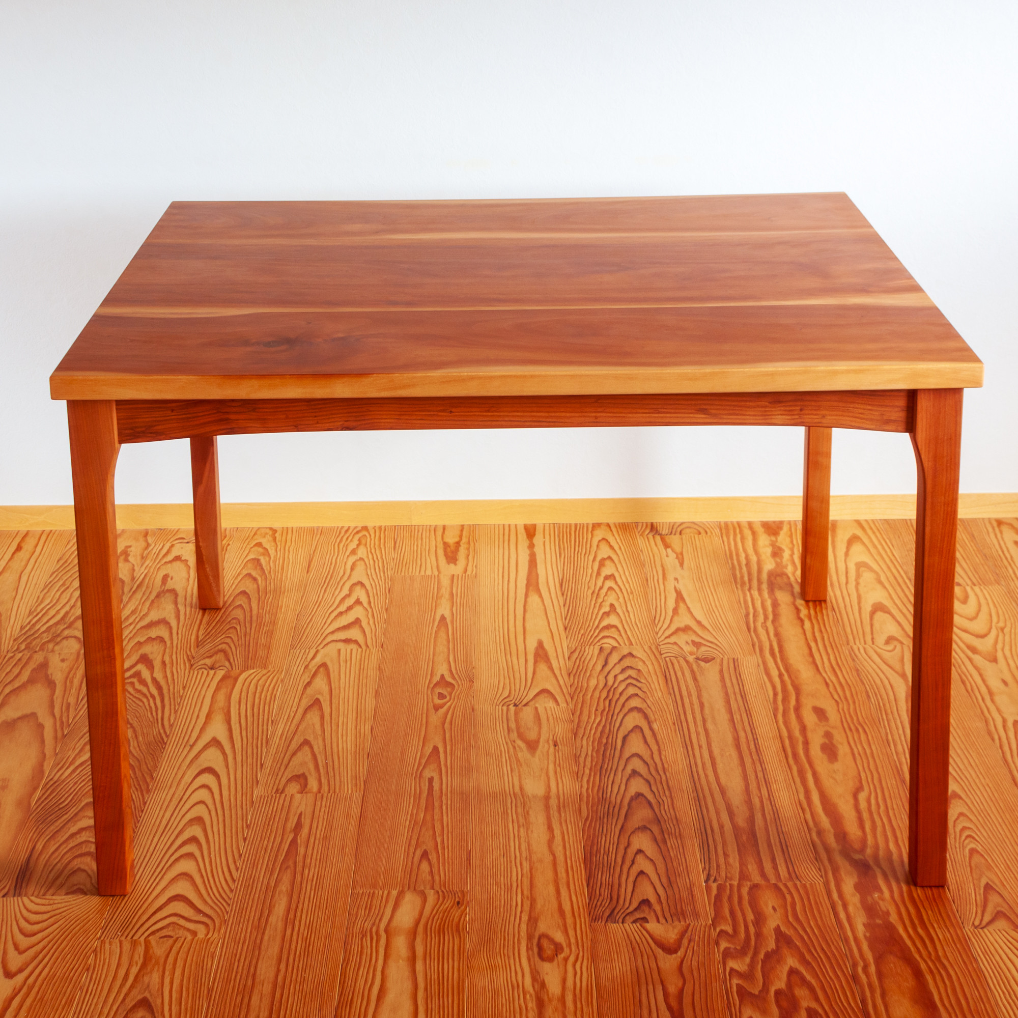 サクラのダイニングテーブル